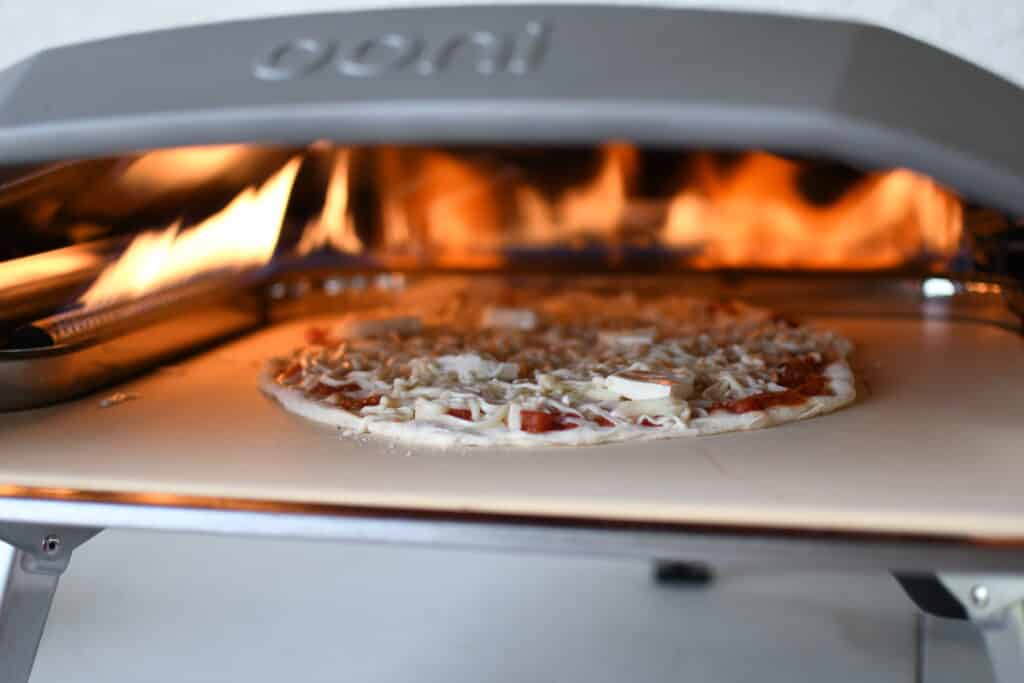 making pizza in ooni