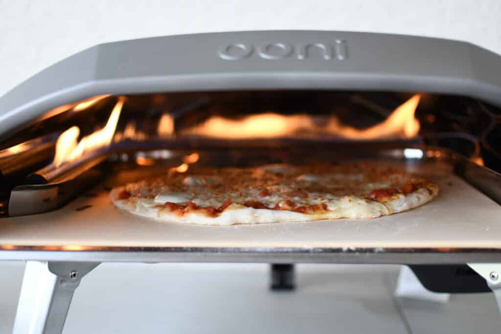 making pizza in ooni